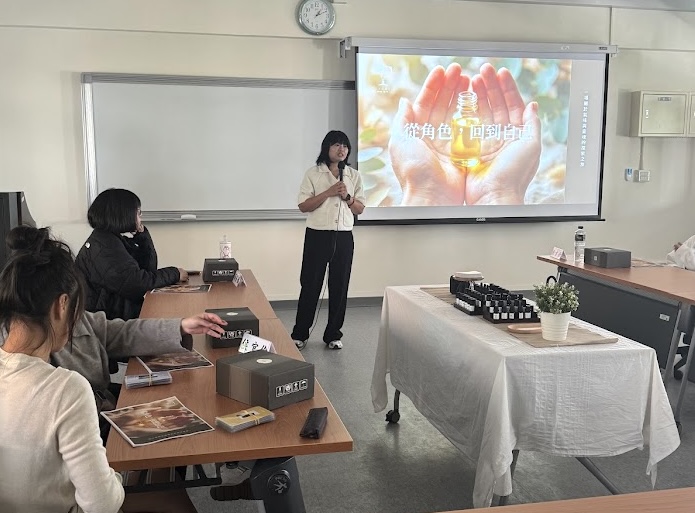 Amber老師與學員進行精油抓周