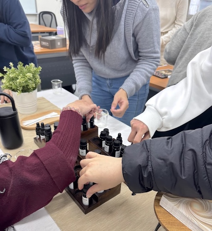 學員們進行精油調香